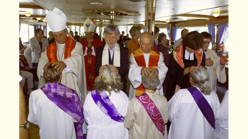 Frauenpriesterweihe auf dem Donauschiff "MS Passau" am 29.06.2002
